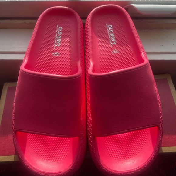 Old Navy Women's Slide Sandals in Bright Pink - Picture 4 of 4